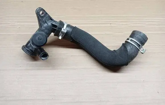 Engine coolant pipe/hose