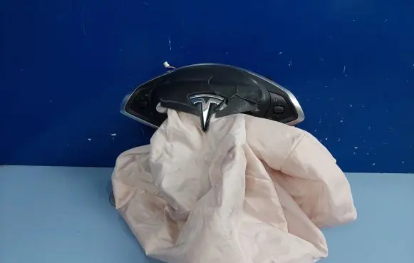 Tesla Model S Steering wheel airbag 0589P1000552