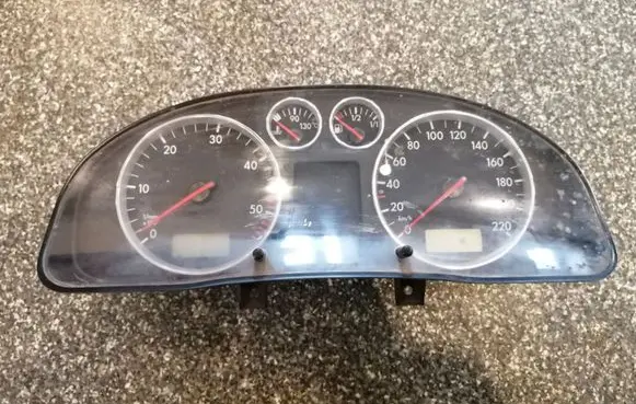 Volkswagen PASSAT B5.5 Speedometer (instrument cluster) 3B0920927A