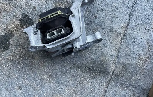 Ford Focus Engine mount bracket JX616F012DE
