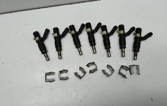 Mercedes-Benz GL X164 Fuel injector A2720780249 7104C04297