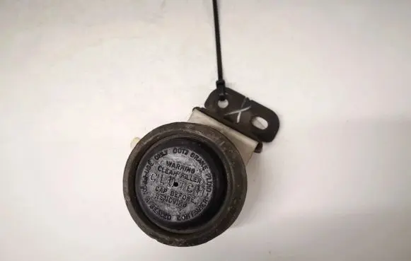 Chrysler Voyager Brake fluid reservoir db37ba1024a