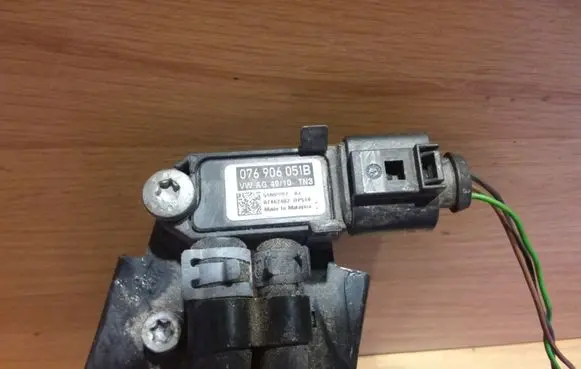 Volkswagen Golf VI Exhaust gas pressure sensor 076906051B