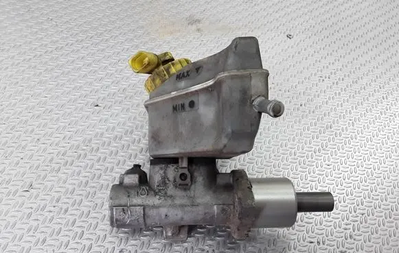 Master brake cylinder