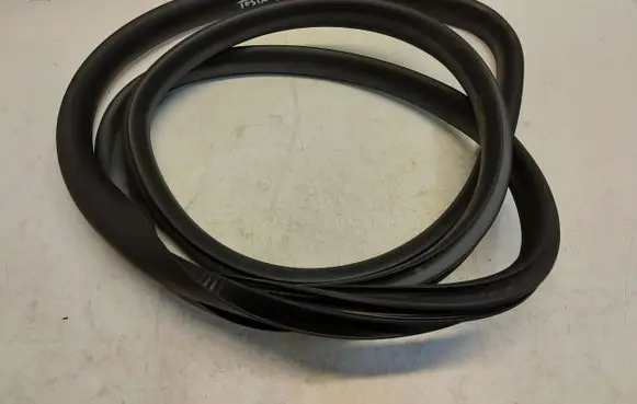 Tesla Model Y Front door rubber seal TESYUsz607128