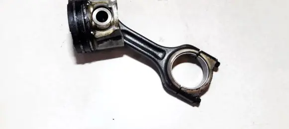 Ford Focus Piston with connecting rod 619