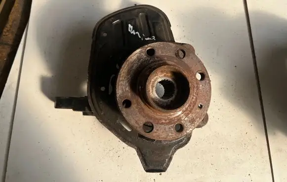 Opel Meriva A Front wheel hub spindle knuckle 93328738