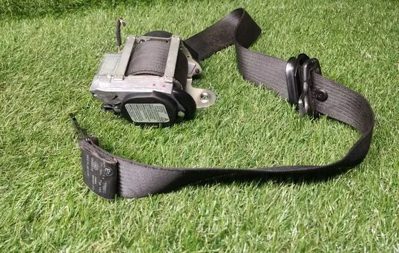 Opel Astra J Front seatbelt 13337411 13251135