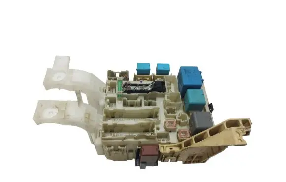 Toyota Yaris Fuse module 8273052321 7A290665