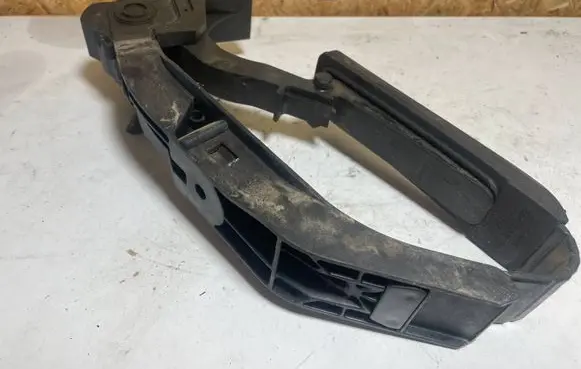 Mercedes-Benz E W211 Accelerator throttle pedal A2113000404