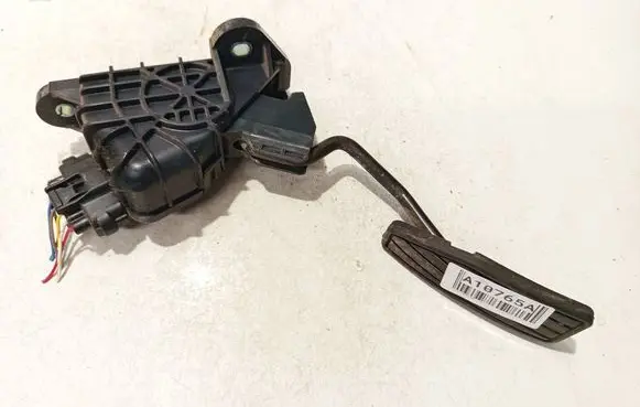 Accelerator throttle pedal