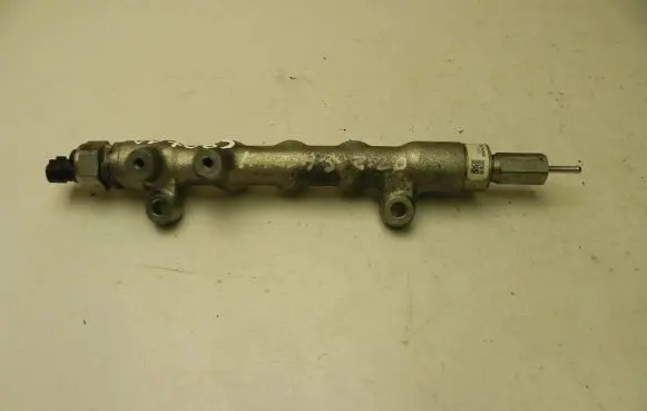 Mazda 3 II Fuel distributor 1151 VD7063