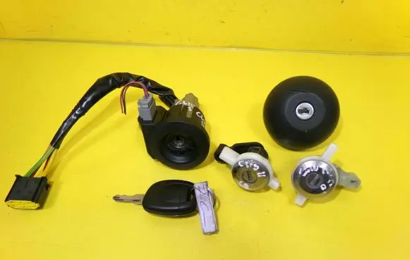 Renault Clio II Ignition lock 143408