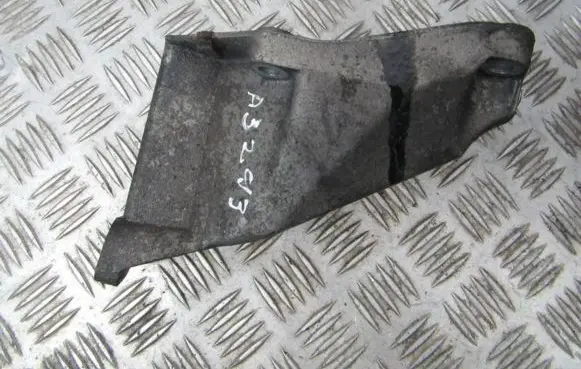 Volkswagen PASSAT B5.5 Engine mounting bracket 8D0199307P