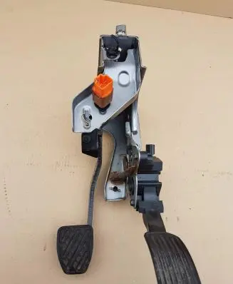 Nissan Pulsar Pedal assembly 