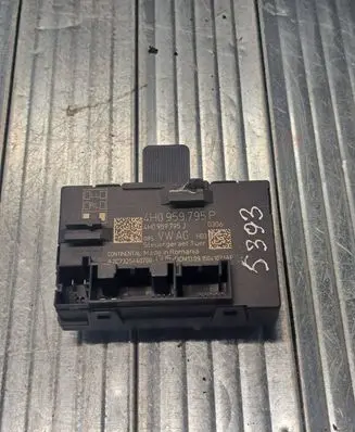 Volkswagen Touareg II Door control unit/module 4H0959795P 325440700 4H0959795J
