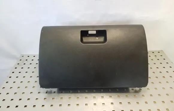 Suzuki Grand Vitara II Glove box