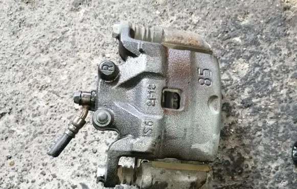 Nissan Juke I F15 Front brake caliper