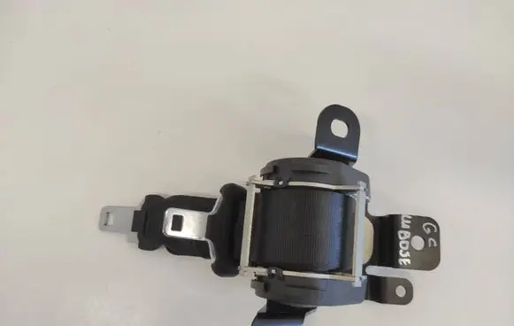 Middle seatbelt (rear)