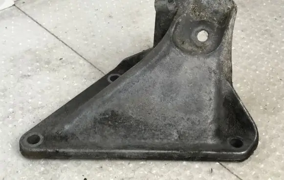 Engine mounting bracket
