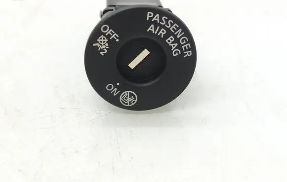 Nissan Qashqai Passenger airbag on/off switch