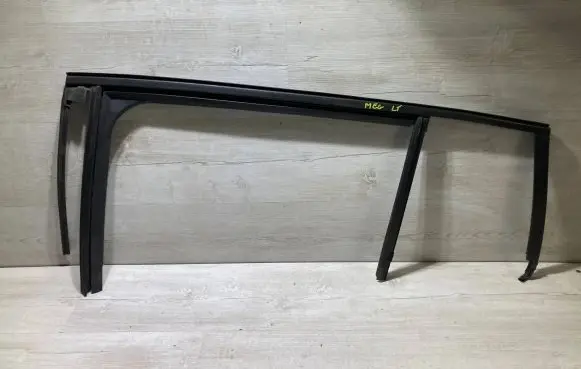 Renault Megane IV Rear door glass trim molding 823304291R 823317397R