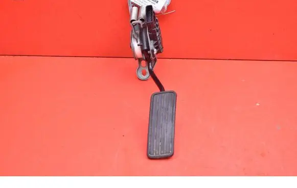 Accelerator throttle pedal