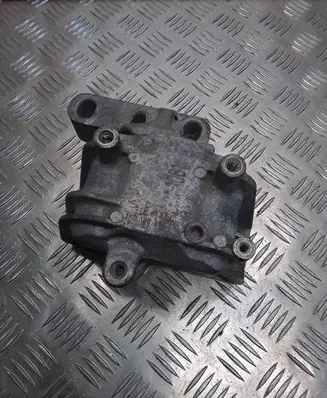 Volkswagen PASSAT CC Engine mount bracket