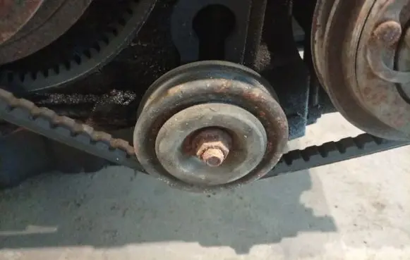 Nissan X-Trail T30 Generator/alternator belt tensioner