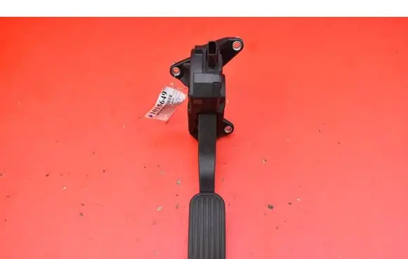 Accelerator throttle pedal