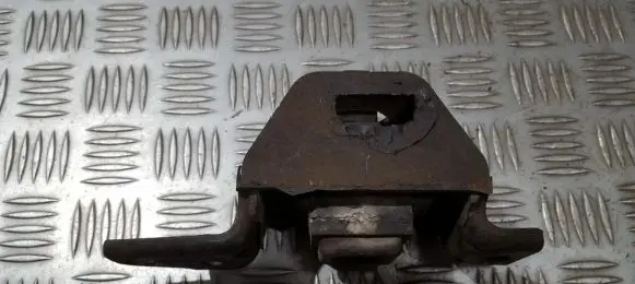 Engine mount bracket