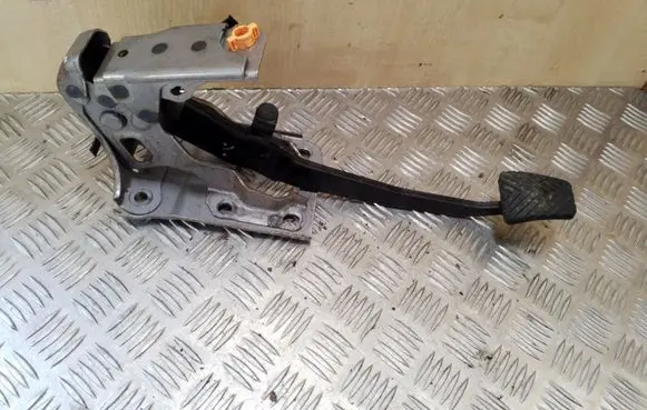 Mitsubishi Outlander Brake pedal