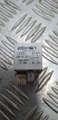 Volkswagen PASSAT B5.5 Other relay 8D0951253
