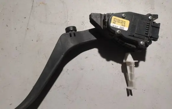 Volkswagen Touareg I Accelerator throttle pedal 7L0723507D