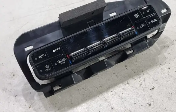 Toyota Auris E180 Climate control unit 75H695