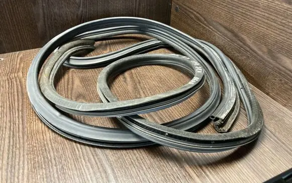 Mercedes-Benz Sprinter W901 W902 W903 W904 Rubber seal front door window/glass A9016970398