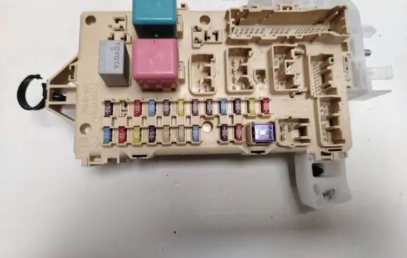 Toyota Corolla Verso AR10 Fuse module 892210F010 4481887423 07112918045301