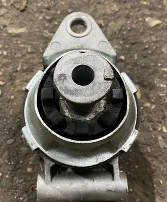 Opel Zafira B Engine mount bracket