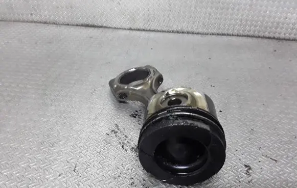 Toyota Avensis T250 Piston with connecting rod 86L78