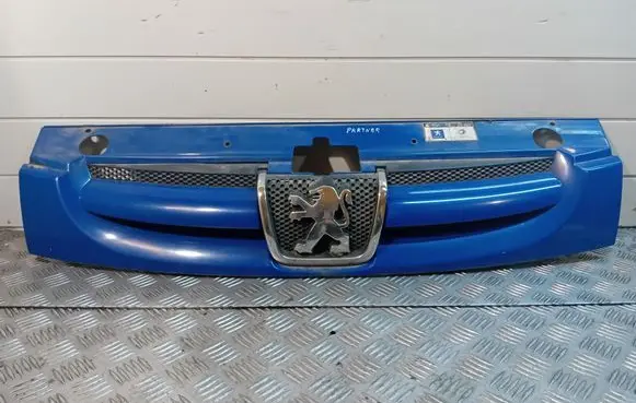Peugeot Partner Front bumper upper radiator grill 326I0