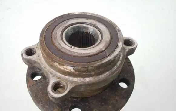 Volkswagen PASSAT B6 Front wheel hub