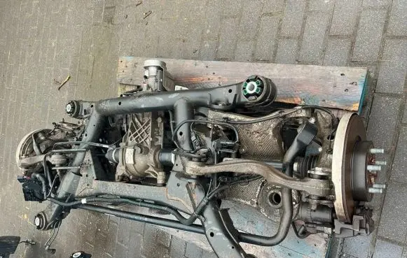 Rear wheel hub spindle/knuckle