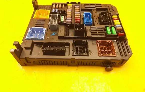 Peugeot 2008 II Fuse box set 9853735880