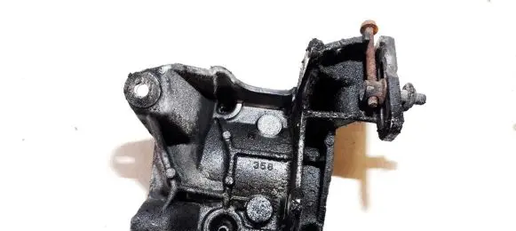 Lexus IS 200-300 Engine mounting bracket