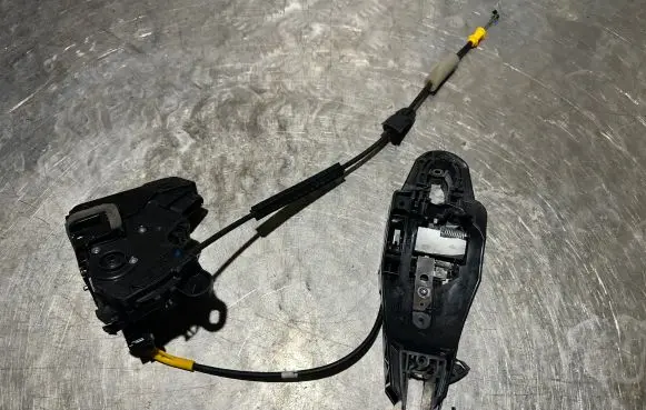Citroen C4 III e-C4 Rear door lock 9832797580
