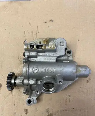 Volkswagen Golf VII Oil pump 06H115105FL 06H115105