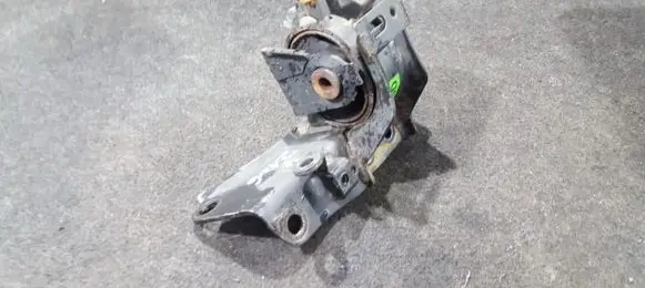 Toyota Avensis T250 Engine mount bracket