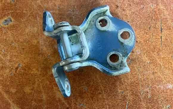 Chevrolet Tacuma Front door lower hinge 