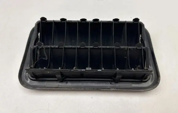 Quarter panel pressure vent