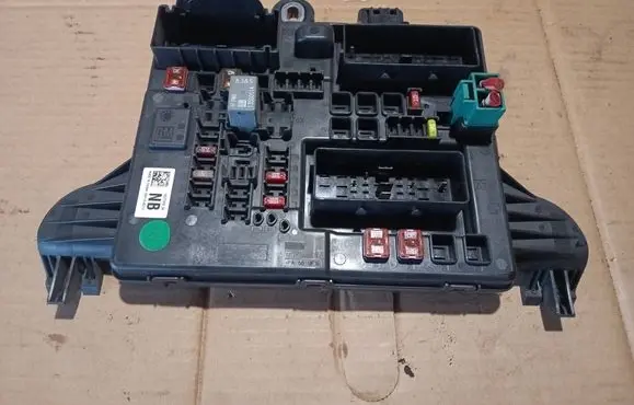 Opel Insignia A Fuse module 13277318 10471300711